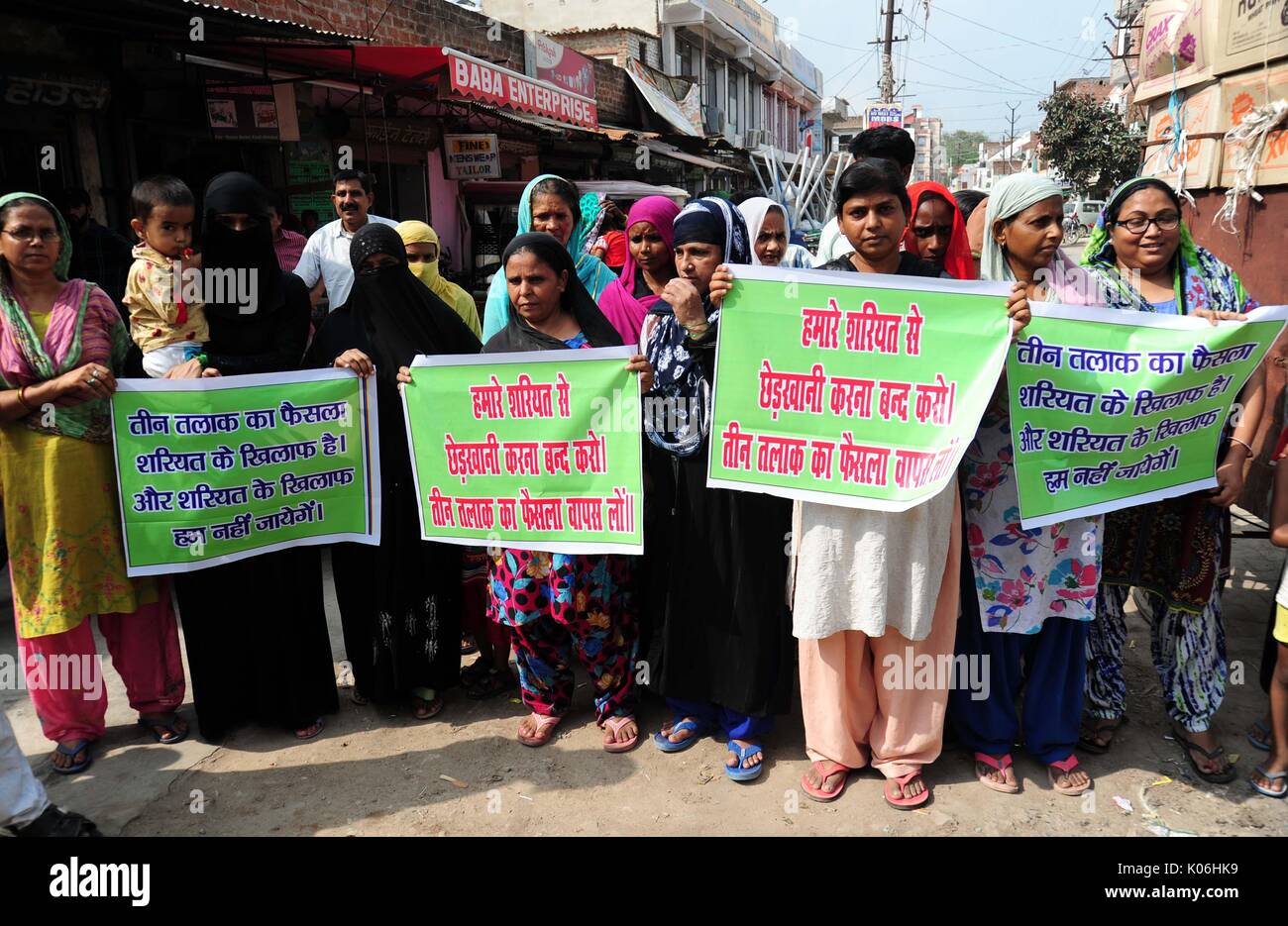 Allahabad, Uttar Pradesh, India. 22nd Aug, 2017. Allahabad: Muslim women hold placard and shouting slogan against Supreme court decision on Triple Talaq in Allahabad on 22-08-2017. Credit: ZUMA Press, Inc./Alamy Live News Stock Photo
