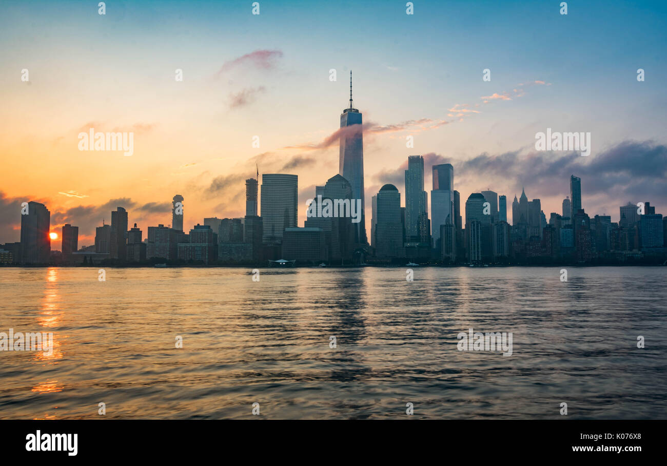 Clouds downtown manhattan skyline hi-res stock photography and images ...