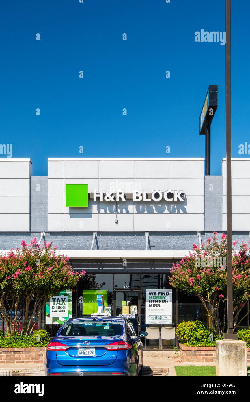 Exterior of an H&R Block branch office, specializing in tax preparation, located in a strip mall in Norman, Oklahoma, USA. Stock Photo