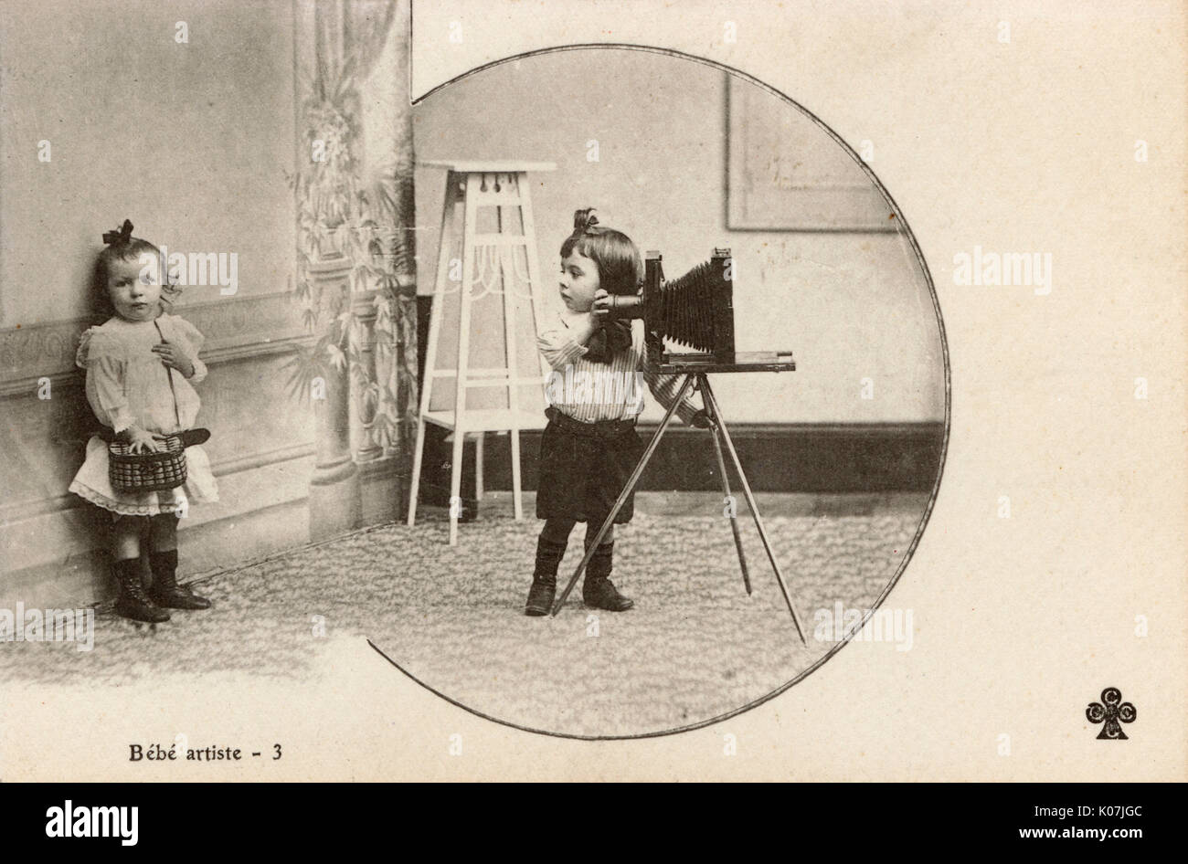 'Baby Artist' - A (very) youthful photographer and his subject.     Date: circa 1903 Stock Photo