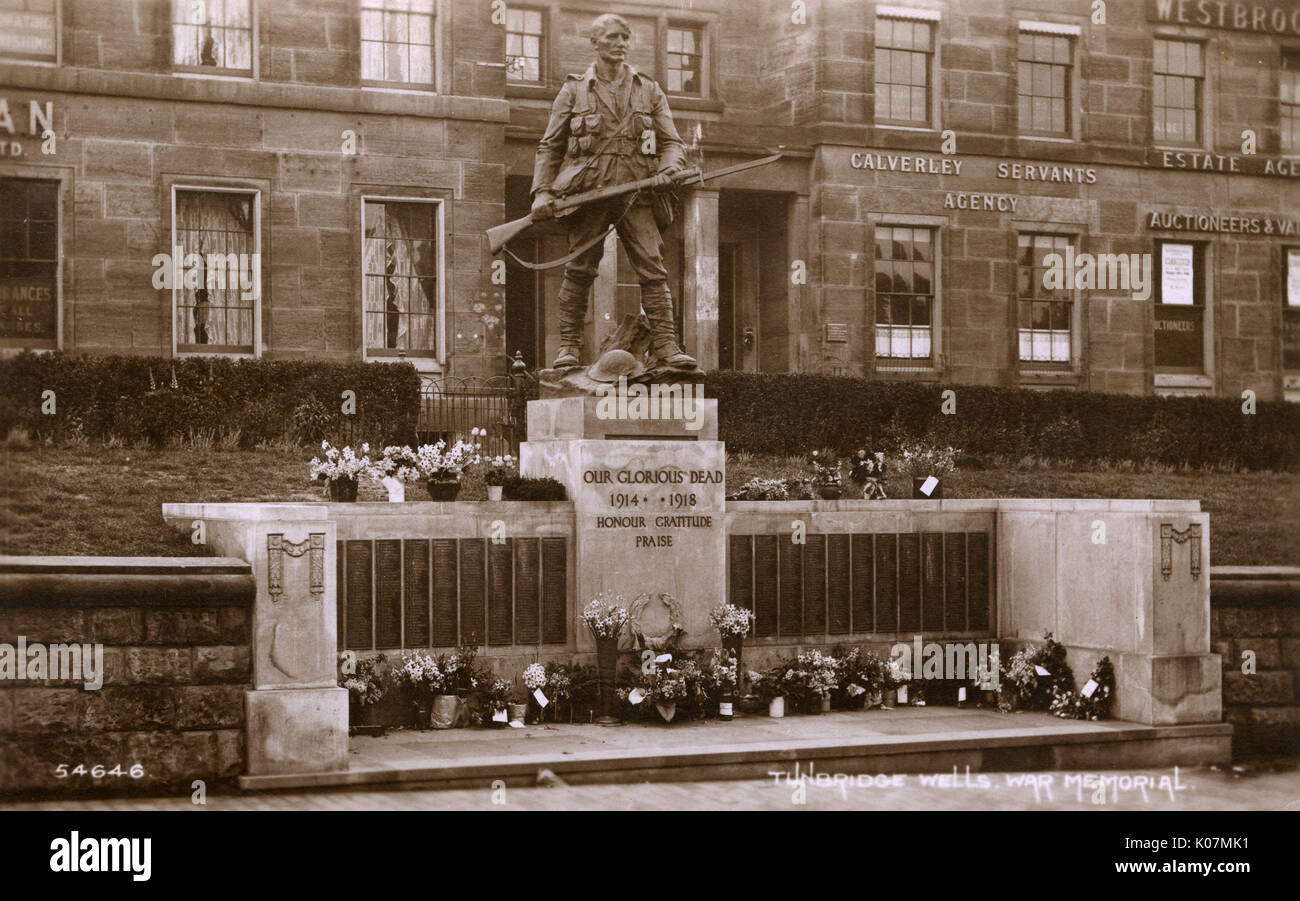 Tunbridge Wells War Memorial, standing in front of the Town Hall/Library, Mount Pleasant. The memorial was unveiled and dedicated 11th February 1923 - the sculptor was Mr Stanley Nicholson Babb. In 2011 British Heritage gave the monument a Grade II listing.     Date: 1926 Stock Photo