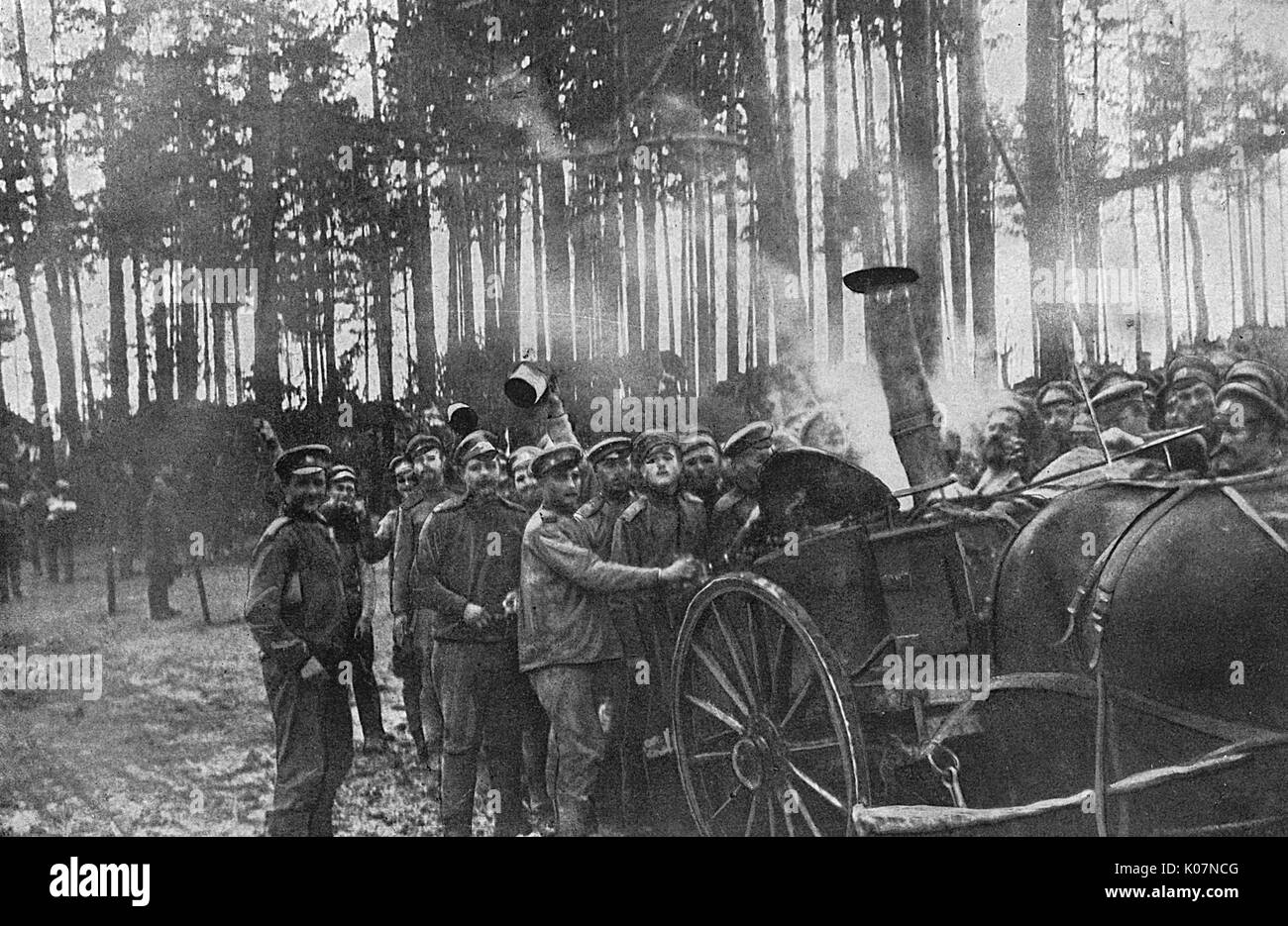 Russian soldiers at mess, Eastern Front, WW1 Stock Photo