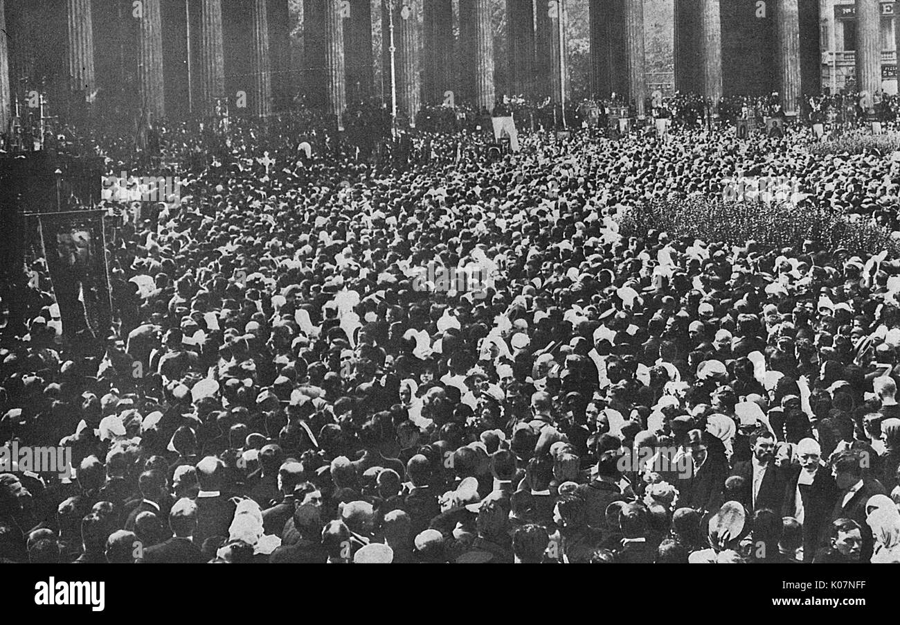 Farewell mass for Women's Battalion, Russia, WW1 Stock Photo