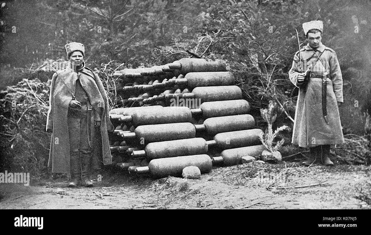 Two soldiers with gas canisters, eastern front, Russia, WW1 Stock Photo