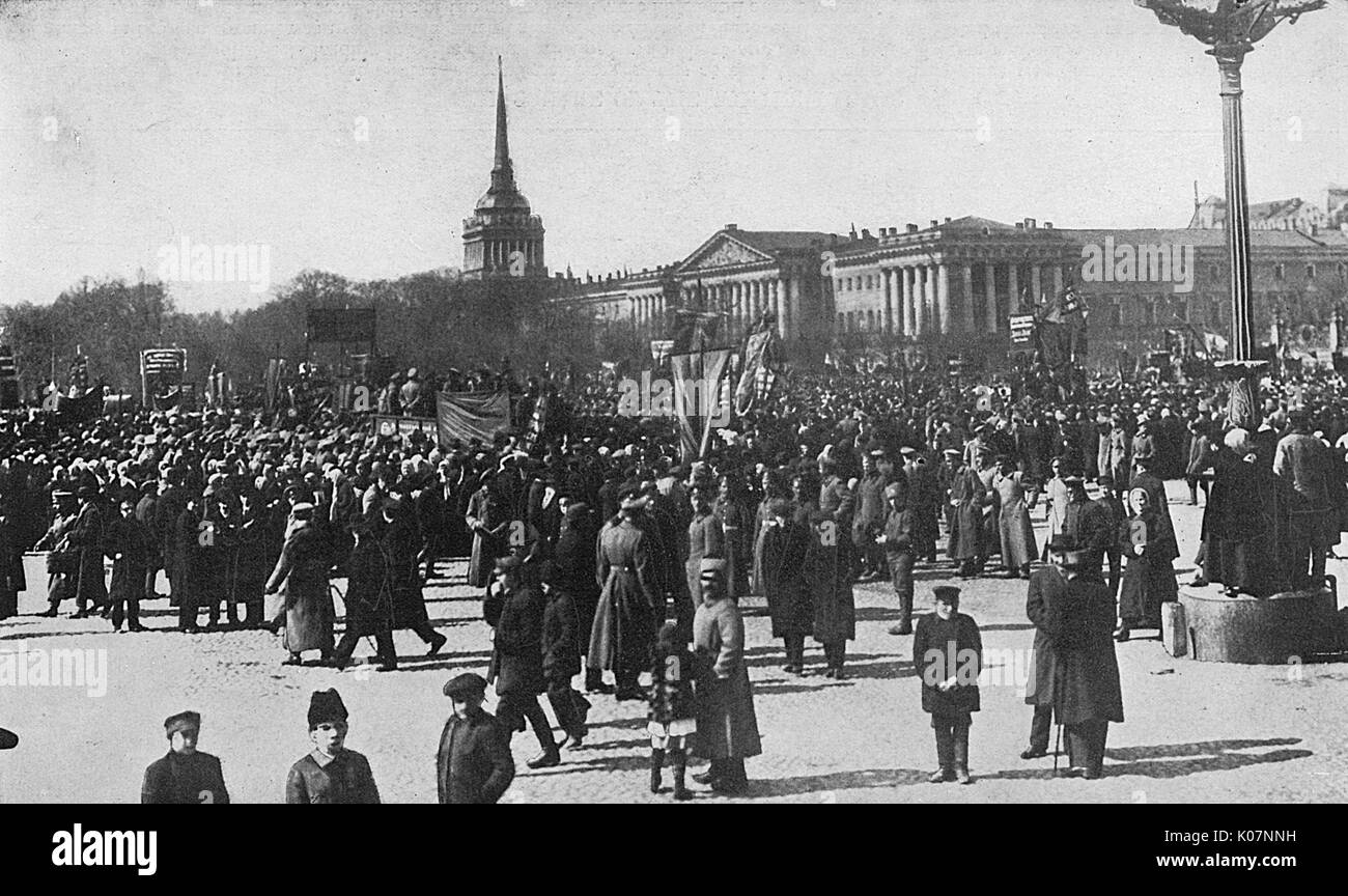 People near Winter Palace Square, Petrograd (St Petersburg), Russia, anticipating a counter-revolutionary challenge from General Kornilov and his Cossack soldiers, with resistance promised from revolutionary forces.      Date: circa 1917 Stock Photo