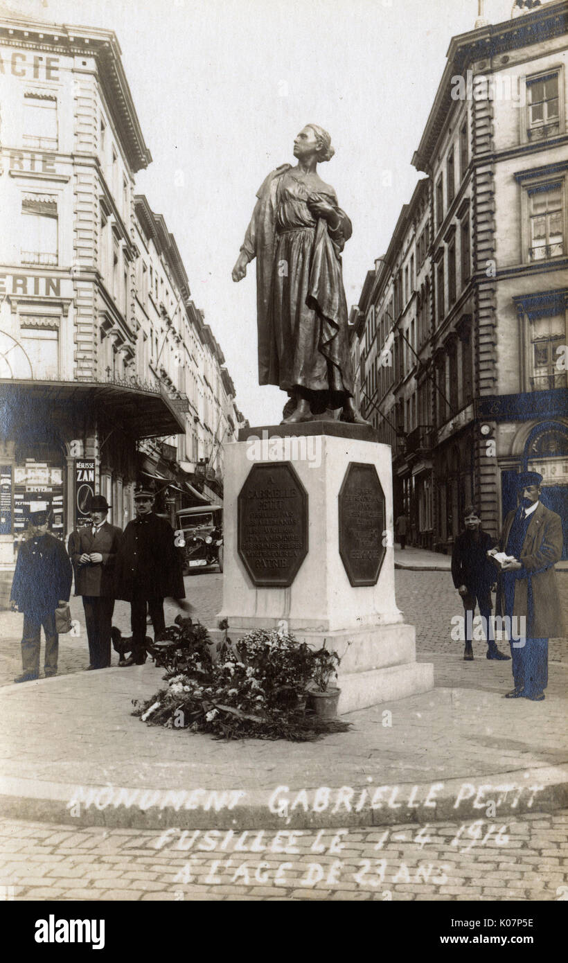 Monument to Gabrielle Petit (1893-1916) in the Place Saint Jean, Brussels, Belgium. She was a Belgian woman who spied for the British Secret Service during the First World War, and was executed by German firing squad.      Date: circa 1920 Stock Photo