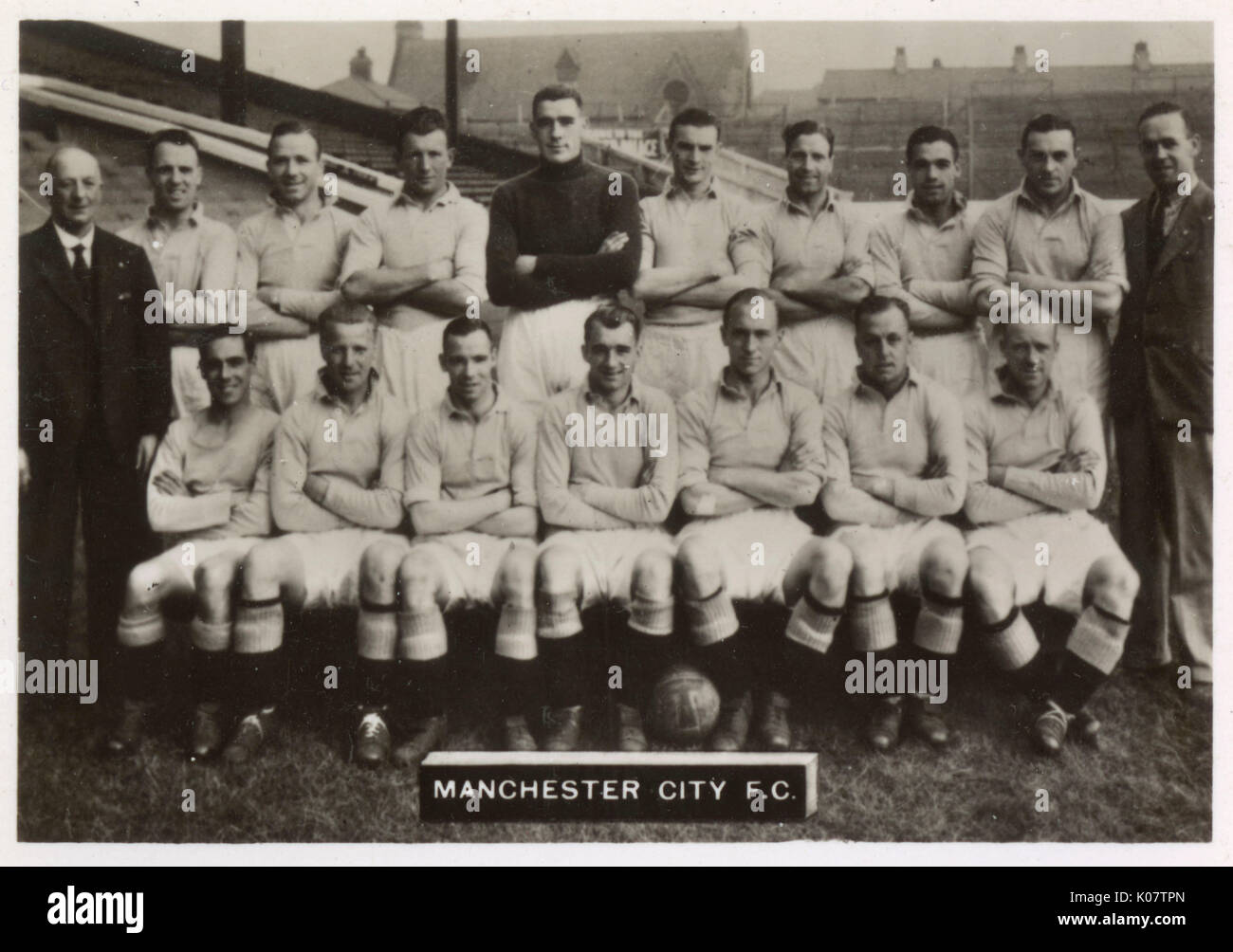 Manchester City FC football team 1934-1935. Back row: Chorlton (Trainer), Dale, Busby (Captain), Cowan, Swift, Donnelly, Bray, Percival, Barkas, Barnett (Assistant Trainer). Front row: Dellow, Marshall, Toseland, Herd, Heale, Tilson, Brook.     Date: 1934-1935 Stock Photo