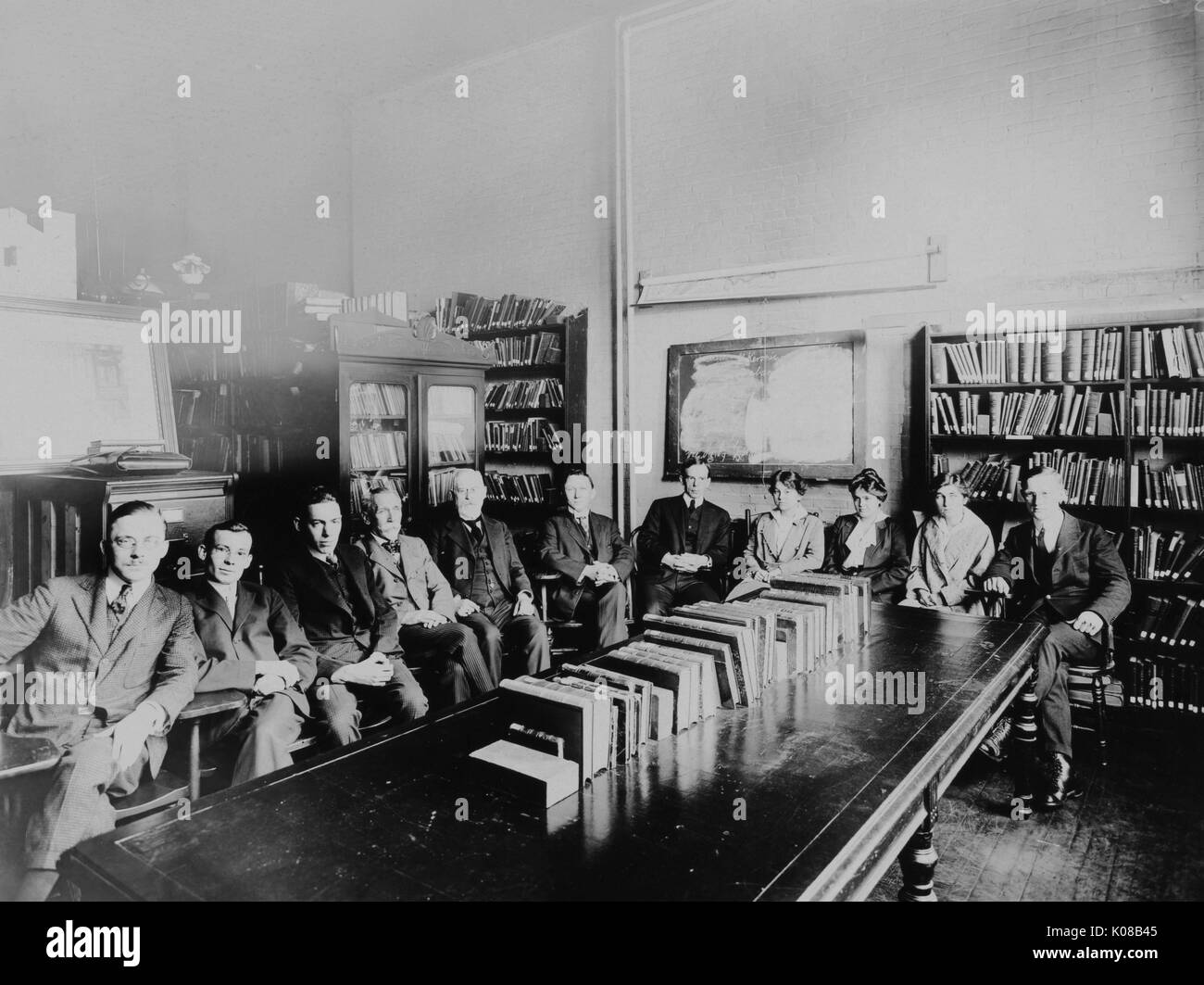 Group photograph inside modern language lab in McCoy Hall at Johns Hopkins University, German Seminary, Baltimore, Maryland, May, 1916. Stock Photo
