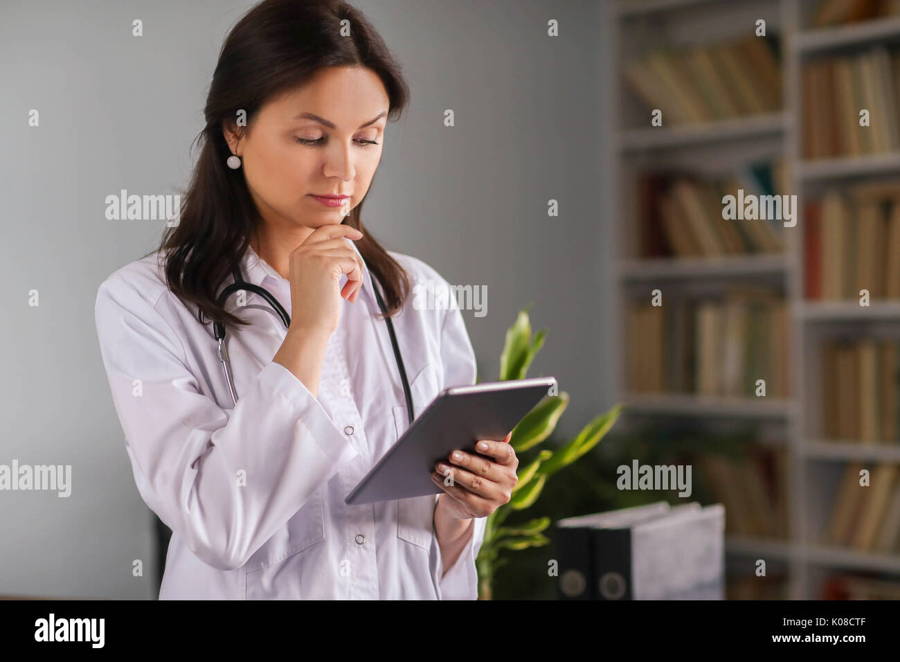 Beautiful female doctor hi-res stock photography and images - Alamy
