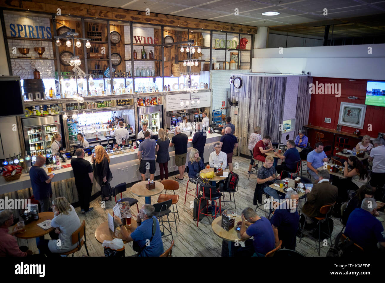 a busy The Red Lion, Wetherspoon bar and cafe on the airside at Gatwick Airport's North Terminal Stock Photo