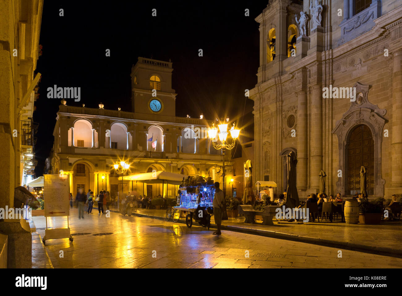 Marsala (Trapani, Italy) - Notturno della piazza centrale del paese con la chiesa madre e Palazzo della Loggia Stock Photo