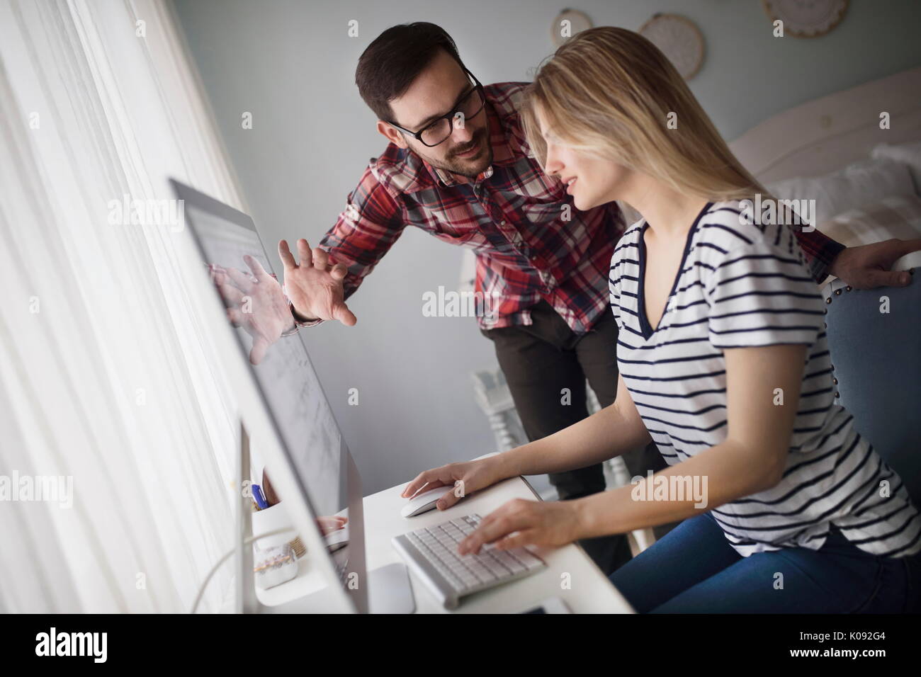 Man woman computer not office hi-res stock photography and images - Alamy