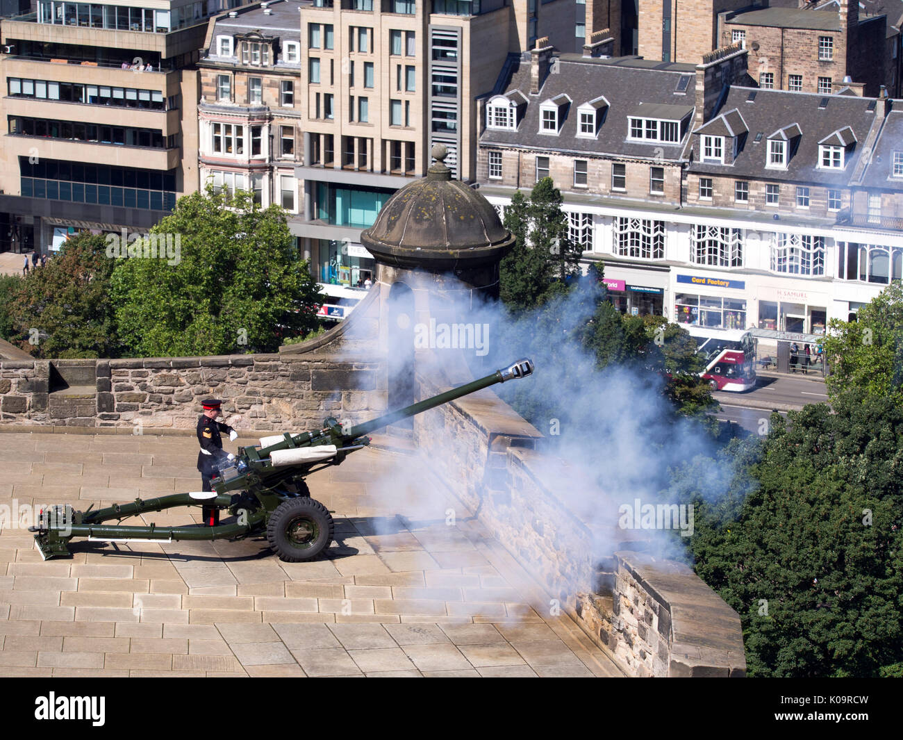 The One O Clock Gun Firing From Edinburgh Castle Stock Photo Alamy The One O Clock Gun Firing From Edinburgh Castle Stock Photo Alamy
