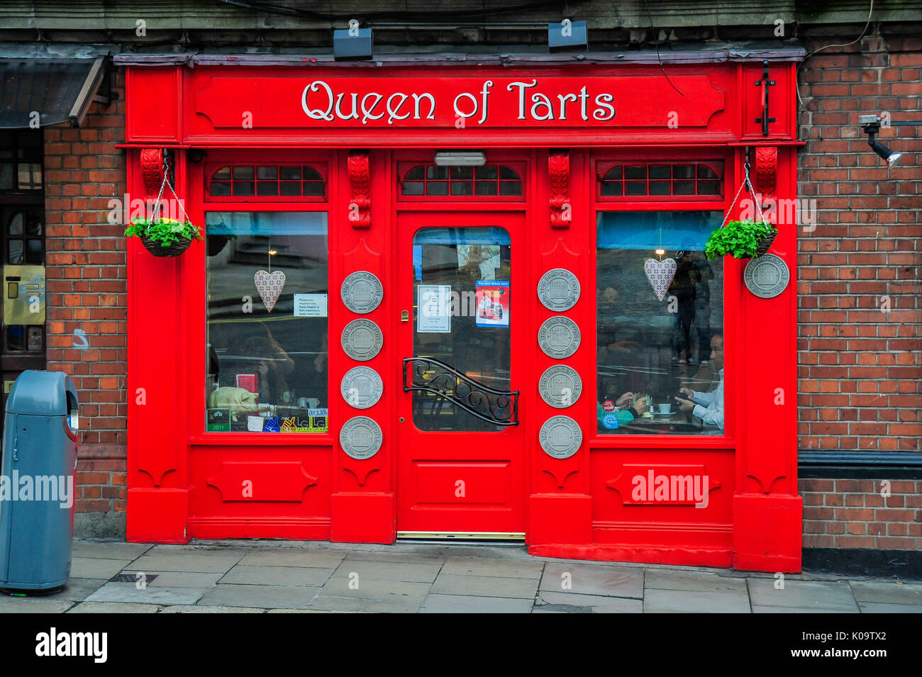 Queen of Tarts cafe, bakery, and tearoom in the Temple Bar district of Dublin, Ireland Stock Photo