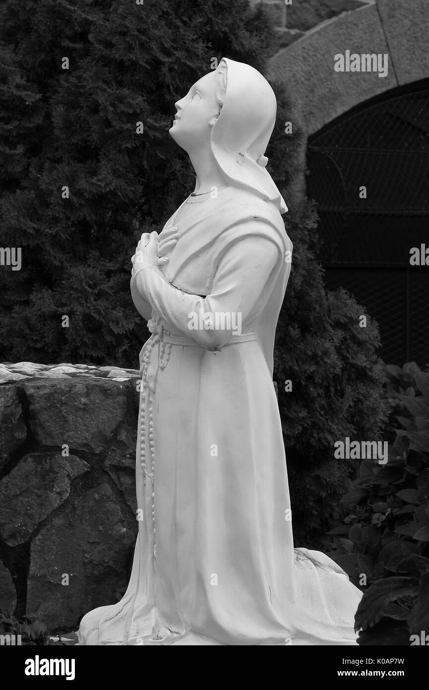 New York, USA - September 27, 2016: Close up image of a Shepherd Child praying to the Blessed Mother Mary, Our Lady of Fatima at the Shrine of Saint A Stock Photo