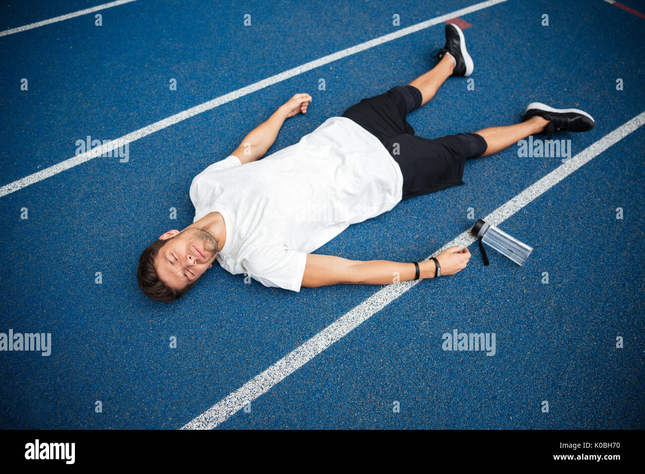 Груз лежит на доске. Уставший спортсмен. Спортсмен лежит. Спортсмен лежит на полу. Спортсмен валяется.