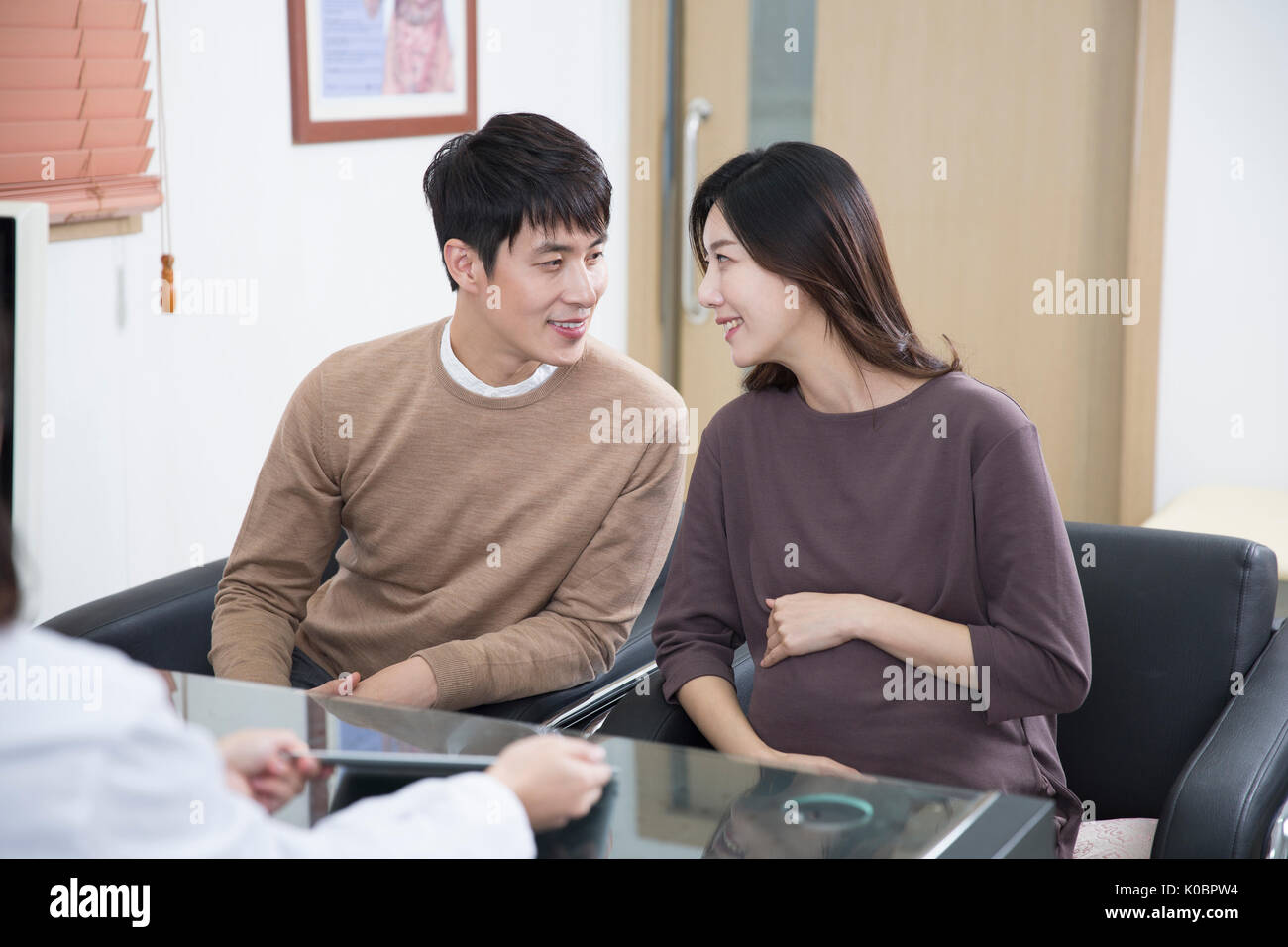 Side view smiling doctor hi-res stock photography and images - Alamy