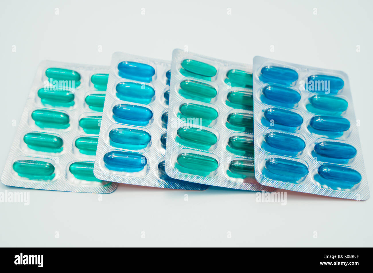 Бирюзовые капсулы. Голубые таблетки капсулы. Бирюзовые капсулы. Пилюли. Синие капсулы для мужчин.