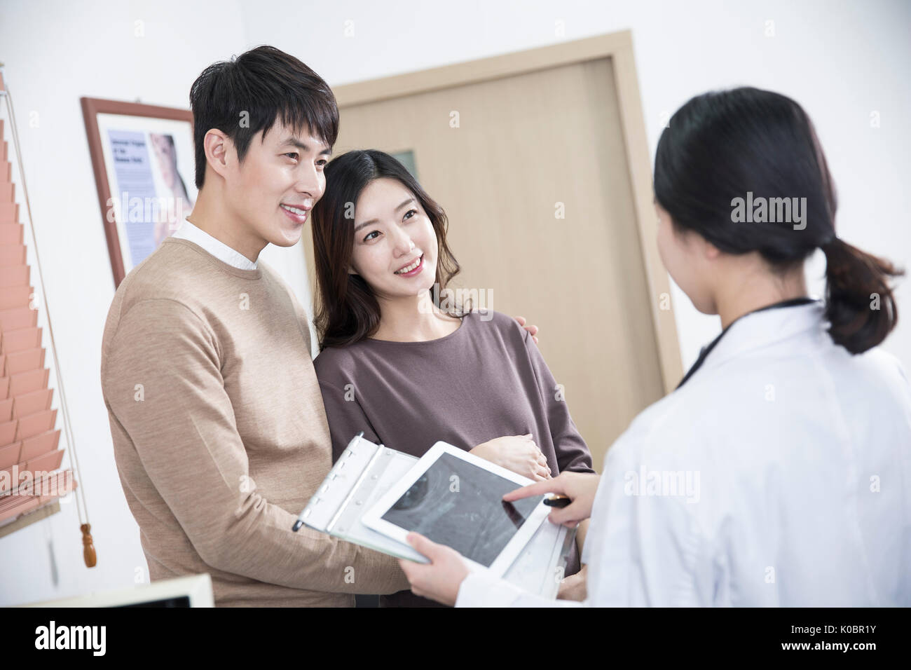 Side view smiling doctor hi-res stock photography and images - Alamy