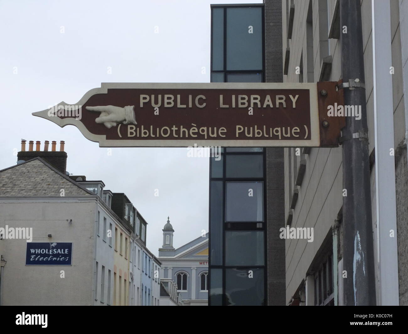 Public library sign hi-res stock photography and images - Alamy