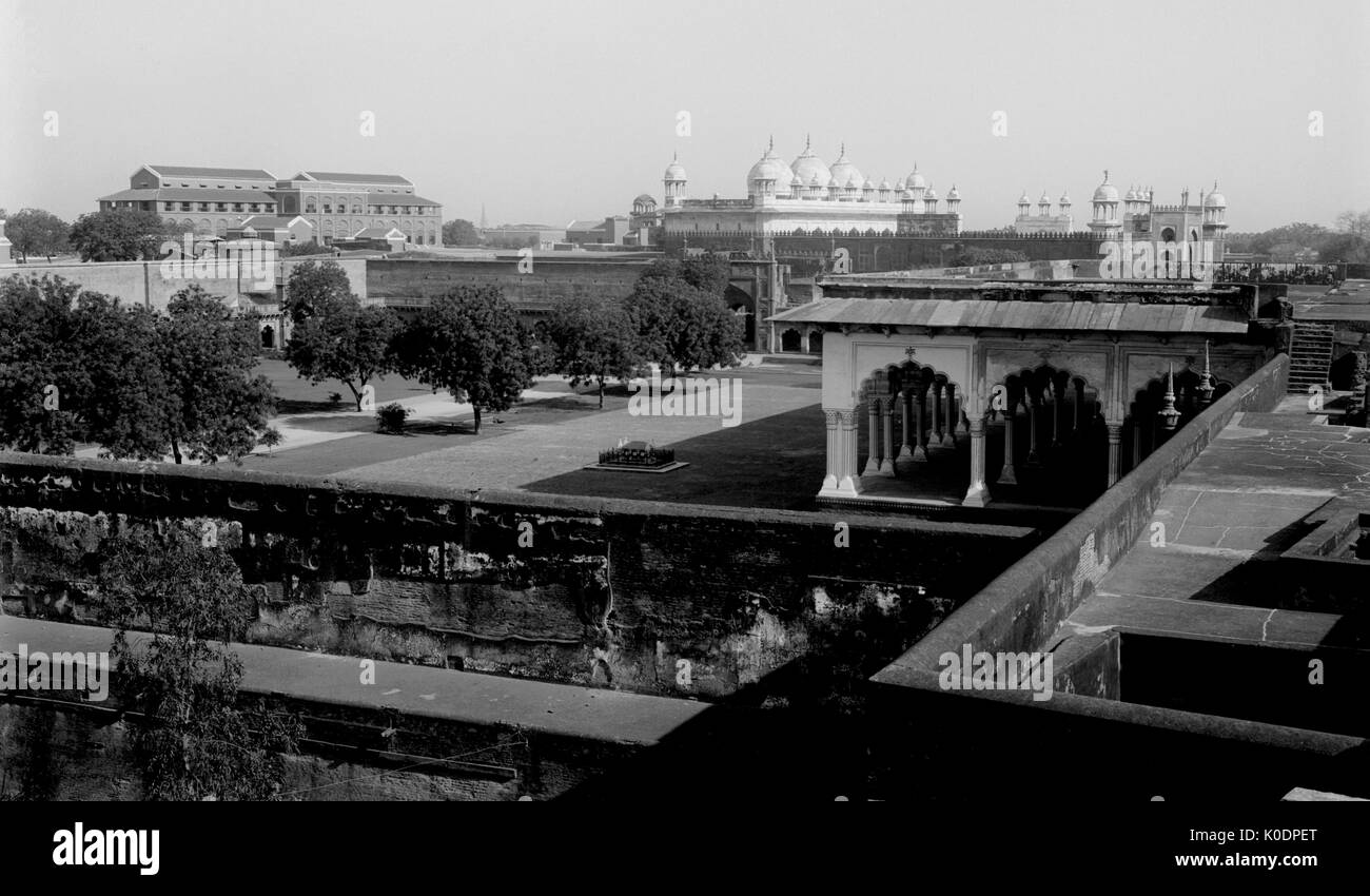 AJAXNETPHOTO. 2ND JANUARY, 1922. AGRA, INDIA. - VIEW IN AGRA FORT SHOWING DEWAN-I-AM MOTI MASJID. PHOTO:T.J.SPOONER COLL/AJAX VINTAGE PICTURE LIBRARY REF; 19220201 1020  Stock Photo