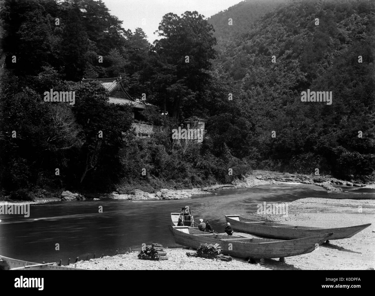 AJAXNETPHOTO. 1900 - 1910 APPROX. JAPAN. - LONGBOATS - A RIVER SCENE AND HILLY LANDSCAPE SCENE WITH WOODEN RIVER BOATS DRAWN UP ON THE RIVER BANK. PHOTOGRAPHER:UNKNOWN © DIGITAL IMAGE COPYRIGHT AJAX VINTAGE PICTURE LIBRARY SOURCE: AJAX VINTAGE PICTURE LIBRARY COLLECTION REF:171308_1013 Stock Photo