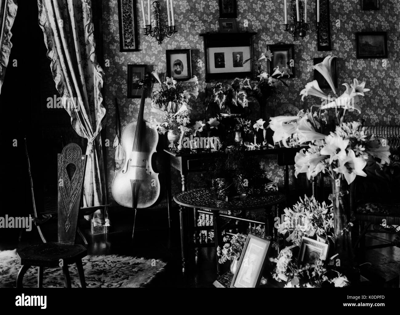 AJAXNETPHOTO. 1900 - 1910 (APPROX). LOCATION UNKNOWN. - EDWARDIAN ERA INTERIOR - HOME INTERIOR FILLED WITH KNICK-KNACKS, FLOWERS, PICTURES, FURNITURE AND MUSICAL INSTRUMENT. PHOTOGRAPHER:UNKNOWN © DIGITAL IMAGE COPYRIGHT AJAX VINTAGE PICTURE LIBRARY SOURCE: AJAX VINTAGE PICTURE LIBRARY COLLECTION REF:171308 106 Stock Photo