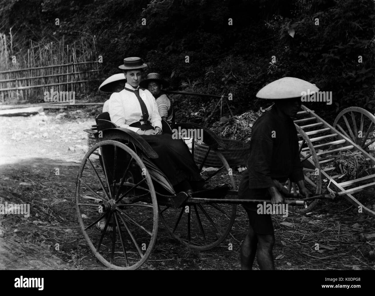 AJAXNETPHOTO. 1900-1910 (APPROX). JAPAN. - OFF WE GO - A LADY BEING TRANSPORTED IN A RICKSHAW.  PHOTOGRAPHER:UNKNOWN © DIGITAL IMAGE COPYRIGHT AJAX VINTAGE PICTURE LIBRARY SOURCE: AJAX VINTAGE PICTURE LIBRARY COLLECTION REF:171308 105 Stock Photo