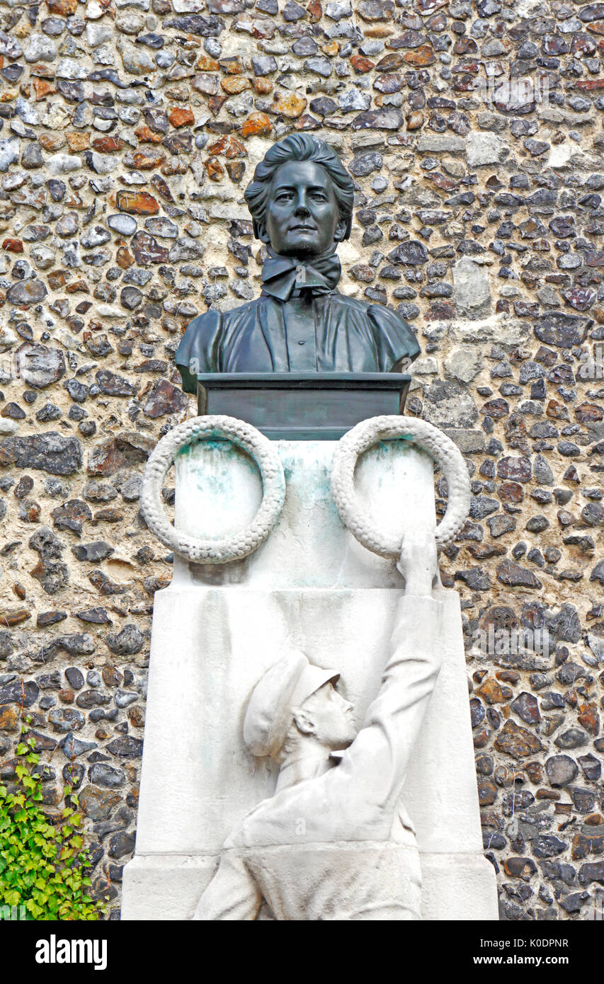 A memorial to Nurse Edith Cavell surmounted by bust in Tombland in the City of Norwich, Norfolk, England, United Kingdom. Stock Photo