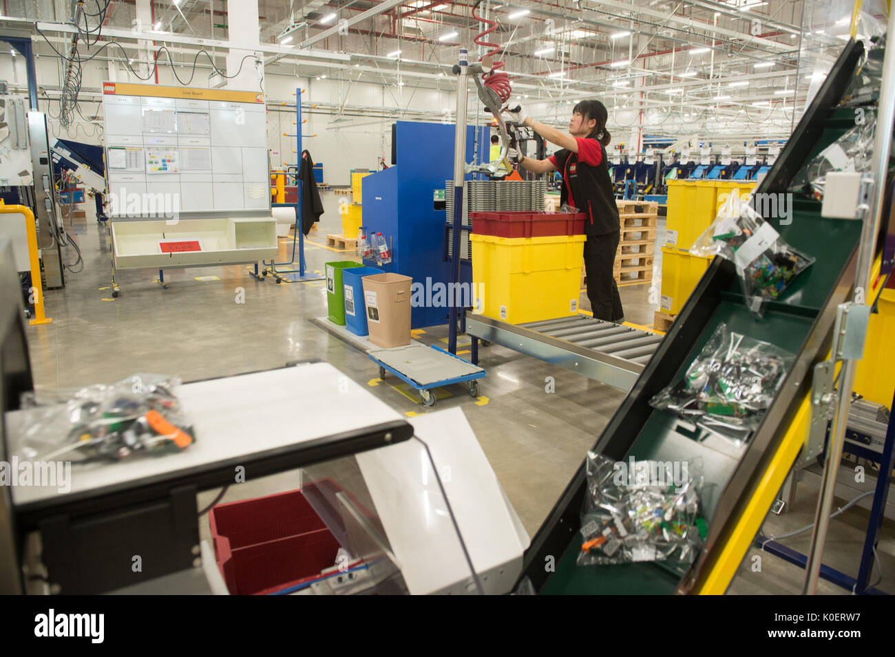 binær Integration cabriolet Jiaxing. 22nd Aug, 2017. People works on the assembly line of the Lego  factory in Jiaxing, east China's Zhejiang Province. China Lego Factory in  Jiaxing, also the first Lego factory in Asia,