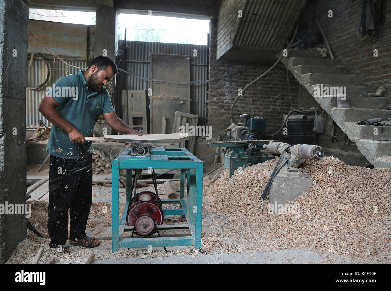 Srinagar, Indiancontrolled Kashmir. 22nd Aug, 2017. A Kashmiri worker