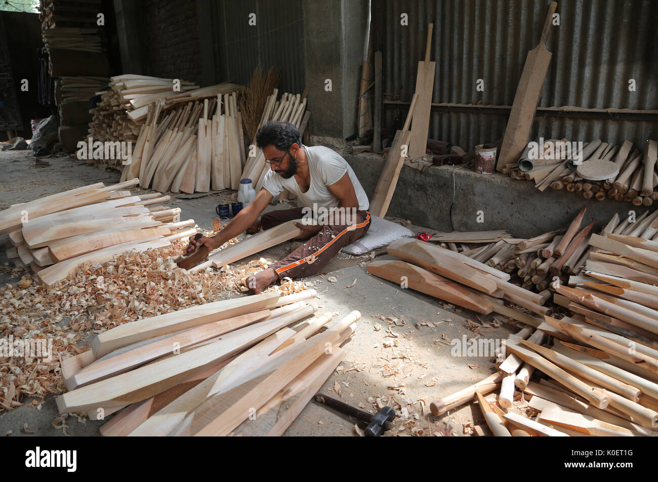 Srinagar, Indiancontrolled Kashmir. 22nd Aug, 2017. A Kashmiri worker