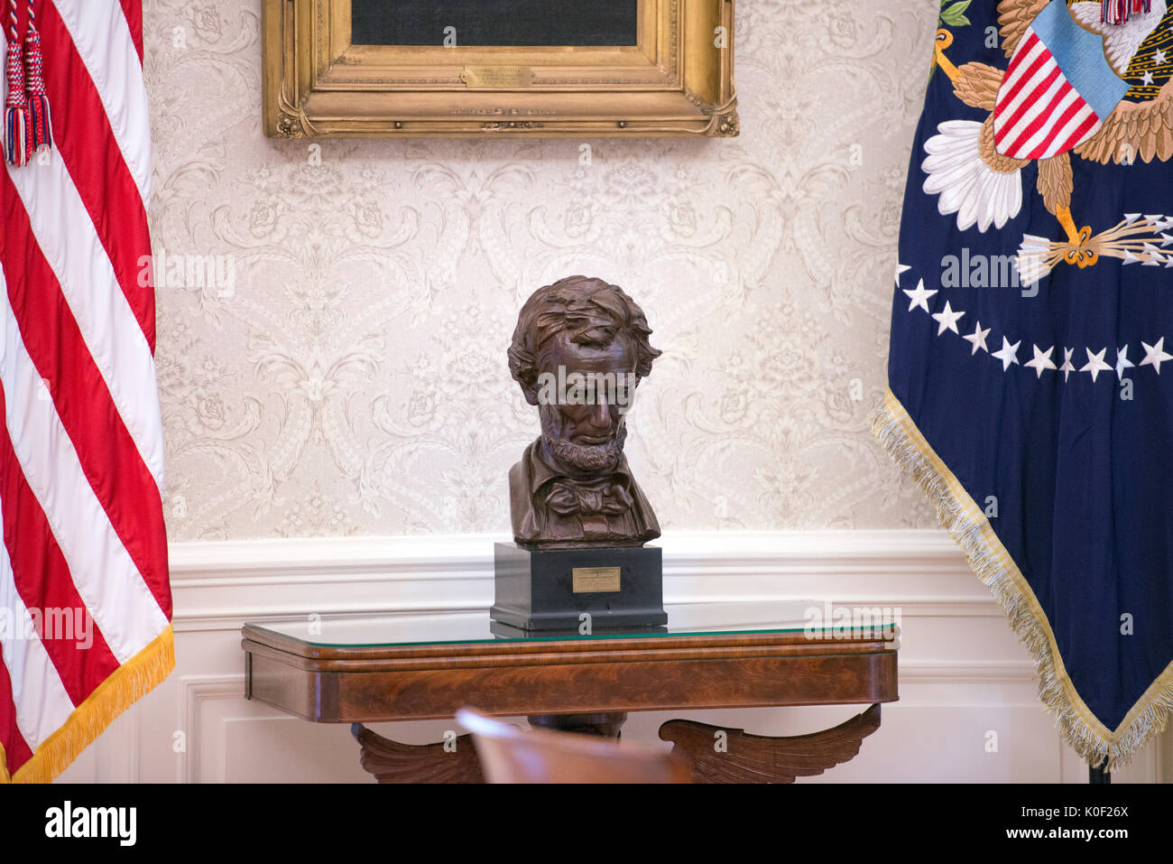 Very high resolution view of the newly renovated interior of the Oval Office in the White House in Washington, DC on Tuesday, August 22, 2017. This is the bust of President Abraham Lincoln that is at the right of the desk. Credit: Ron Sachs / CNP     - NO WIRE SERVICE · Photo: Ron Sachs/Consolidated/dpa Stock Photo