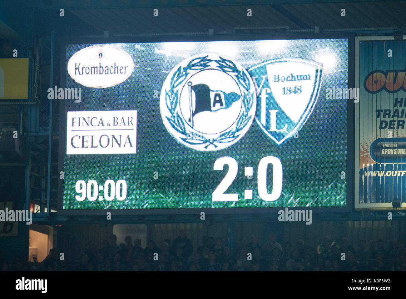 Spielstand nach neunzig Minuten auf der Anzeigetafel, Fussball 2. Bundesliga, 3