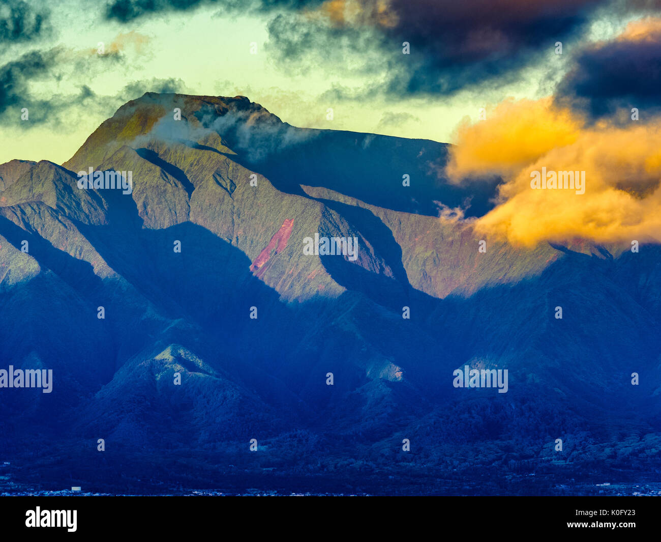 Hookipa beach sunrise west maui hires stock photography and images Alamy