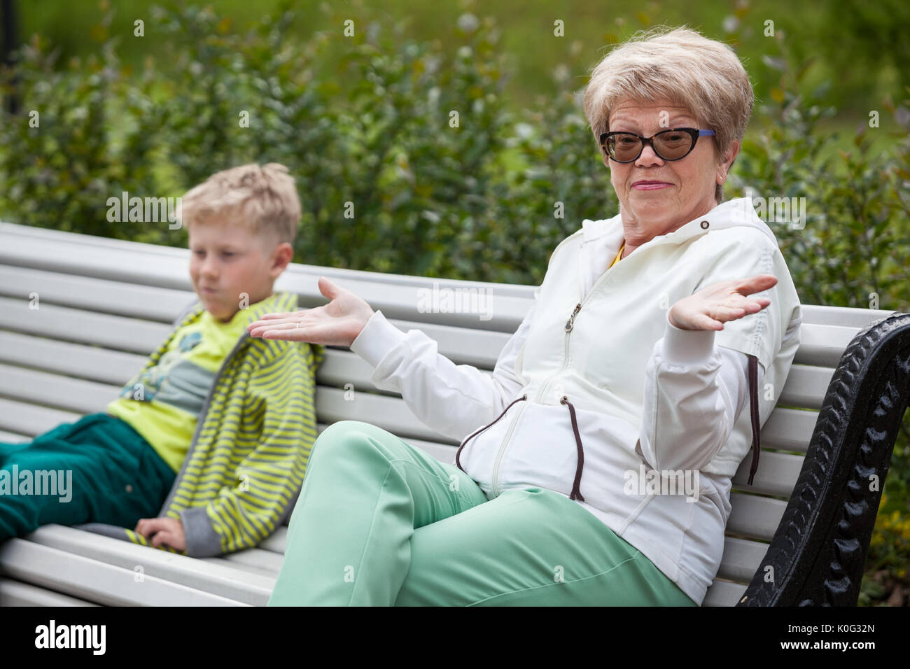 Пенсионеры с внуками. Grandma and grandson. Пожилая женщина с ребенком. Пожилая женщина и взрослый сын. Бабушка требует ребенка.