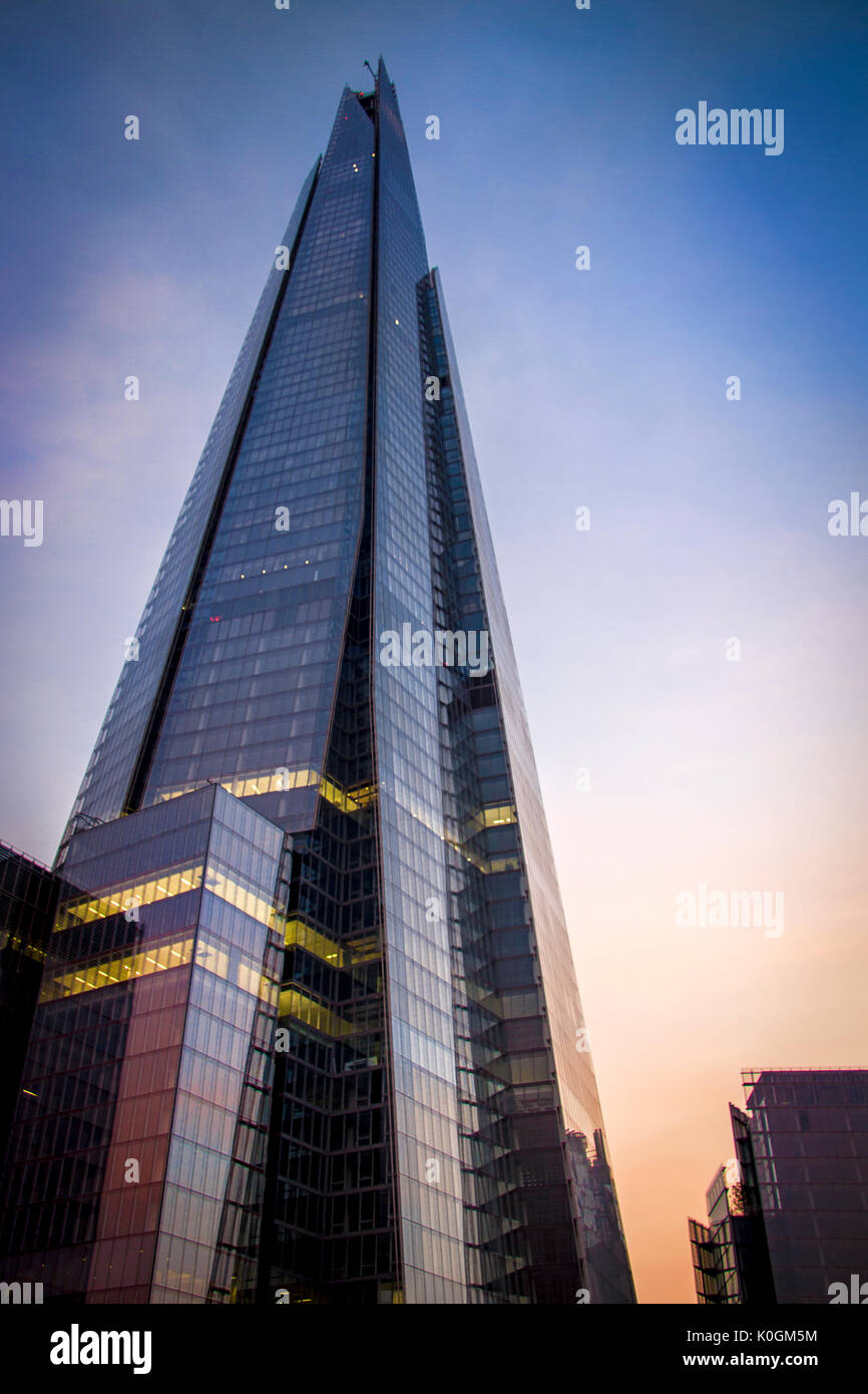 Tall skyscraper dusk hi-res stock photography and images - Alamy