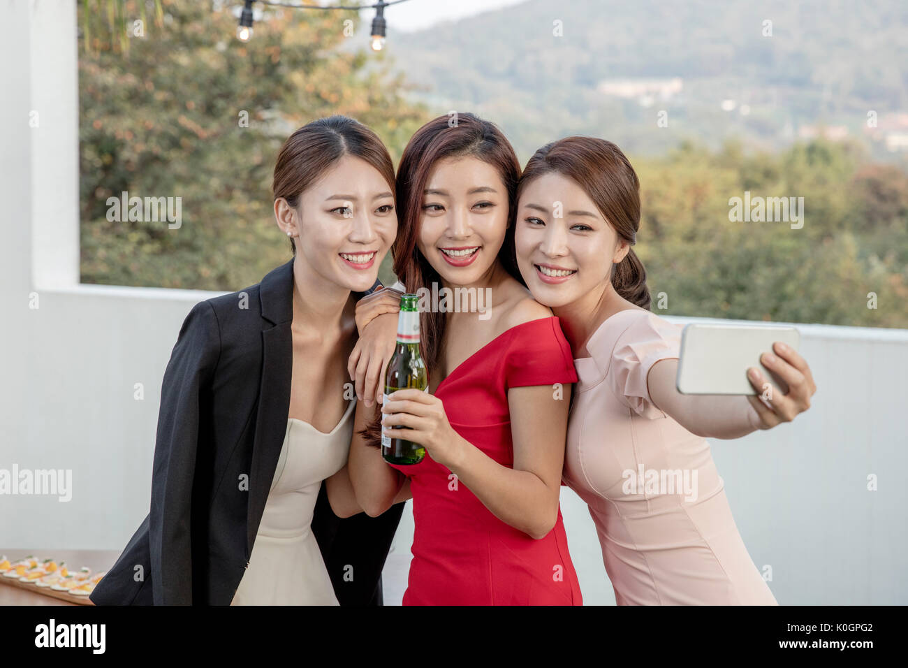 Women posing for selfie hi-res stock photography and images - Alamy