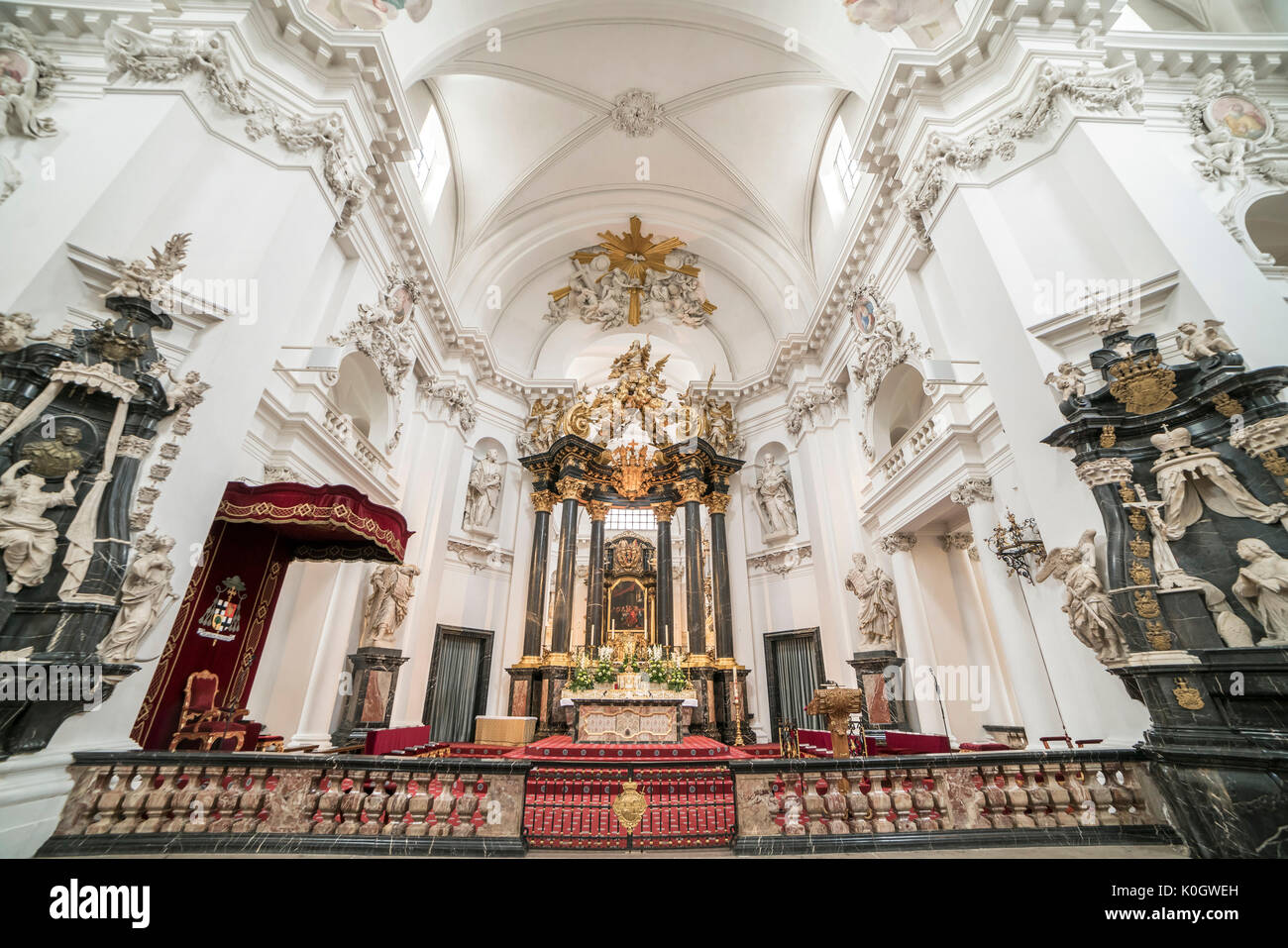 Innenraum und Altar des Fuldaer Dom St. Salvator, Fulda, Hessen