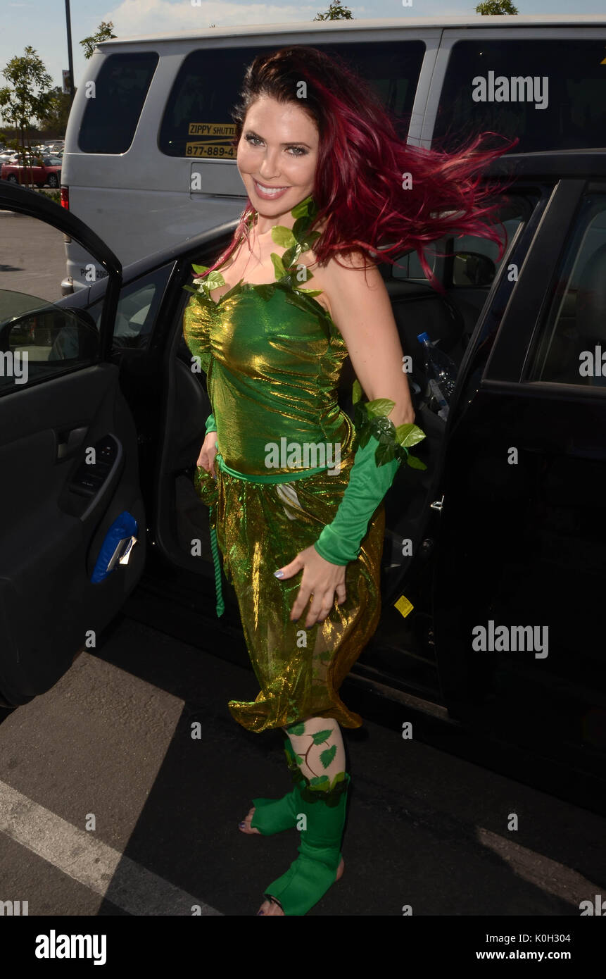 Poison ivy costume hi-res stock photography and images - Alamy