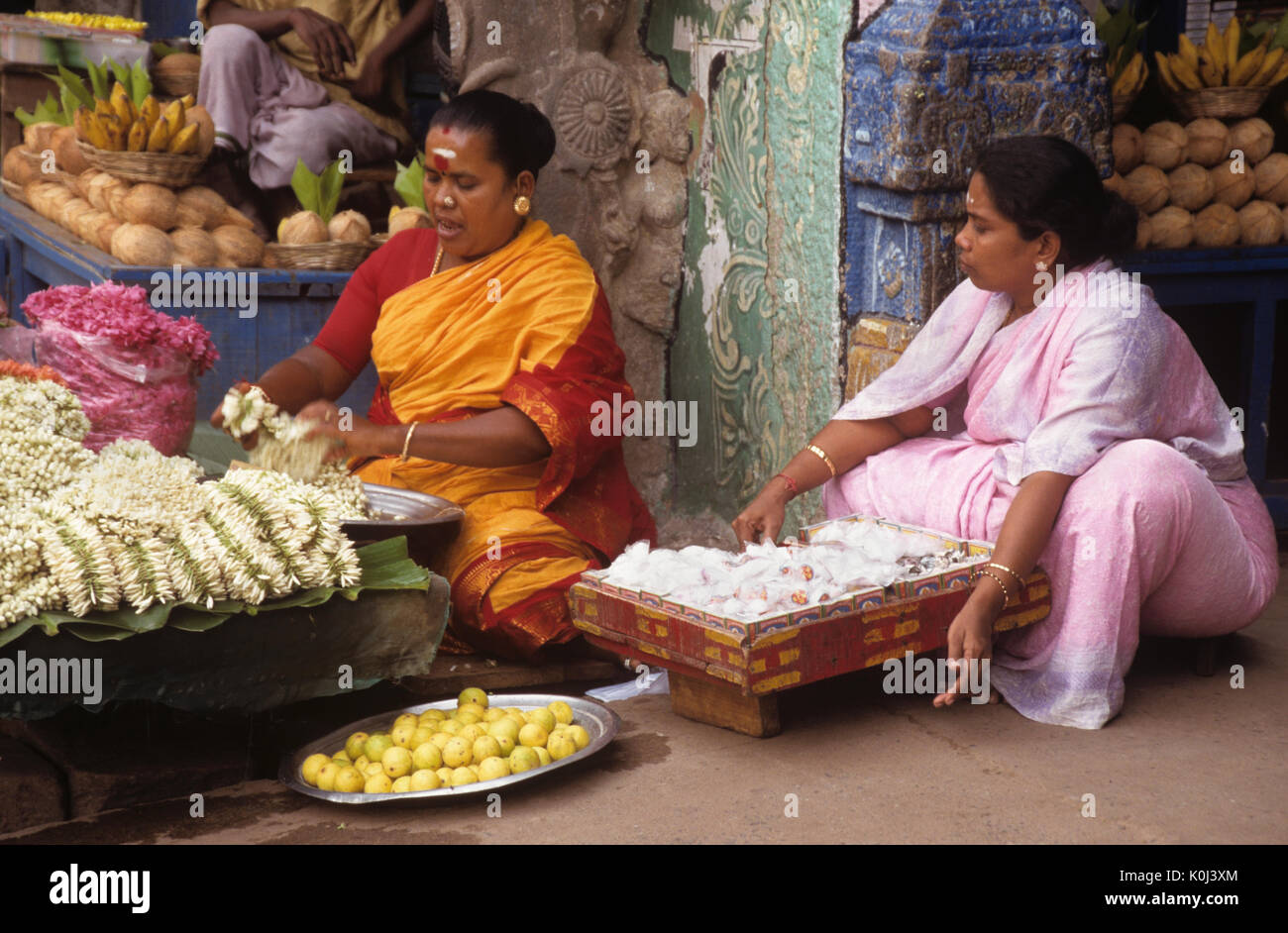 Vendors in bazaar area near Sri Meenakshi Hindu temple, Madurai, Tamil Nadu, India Stock Photo