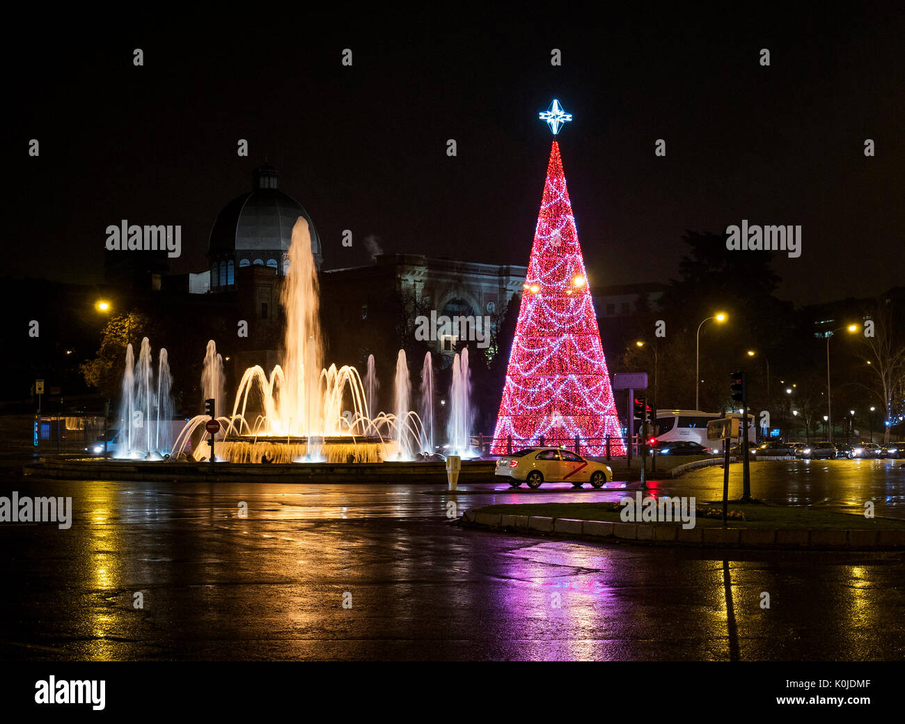 Museo de Ciencias Naturales y Escuela de Ingenieros Industriales con árbol de Navidad. Madrid capital. España Stock Photo