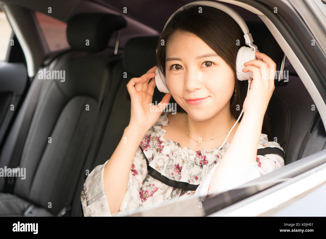 Headphone female asian hi-res stock photography and images - Alamy