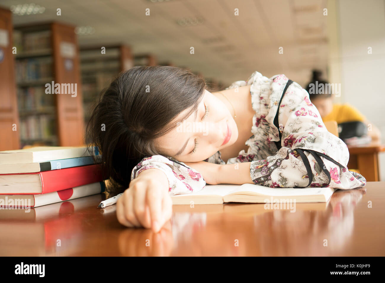 asian girl in library Stock Photo - Alamy