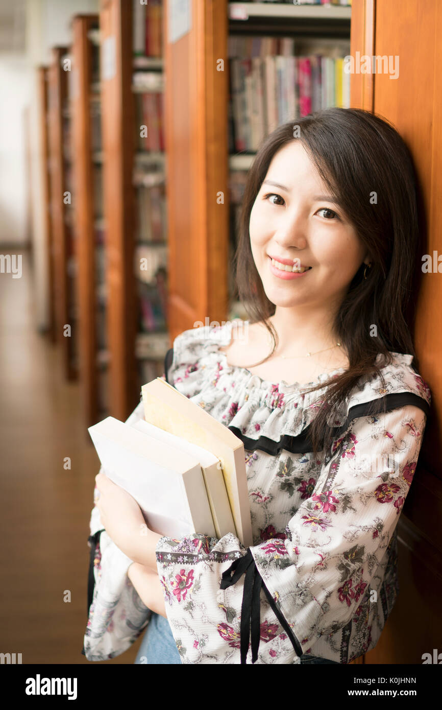 asian girl in library Stock Photo - Alamy