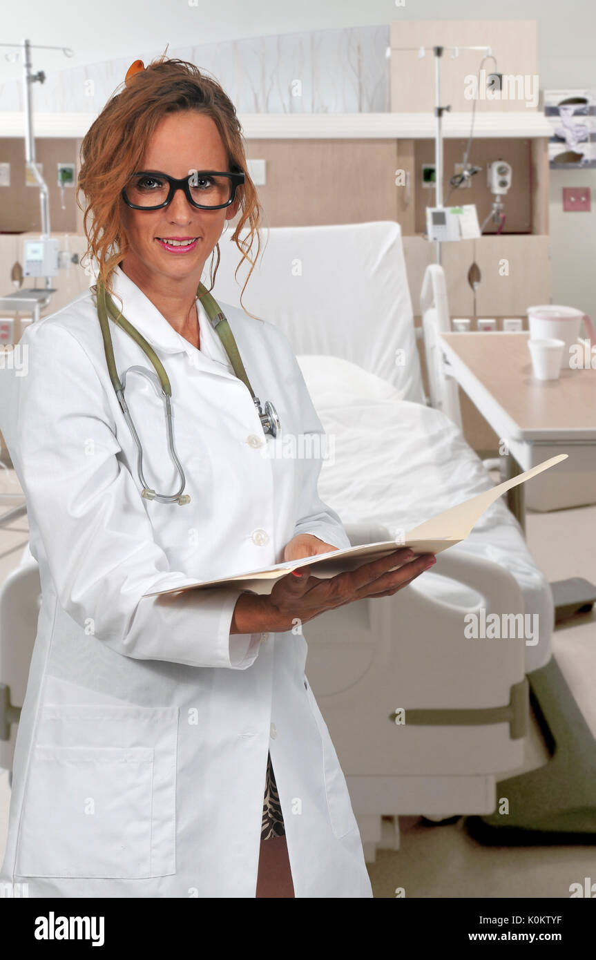 Doctor holding manila folder hi-res stock photography and images - Alamy
