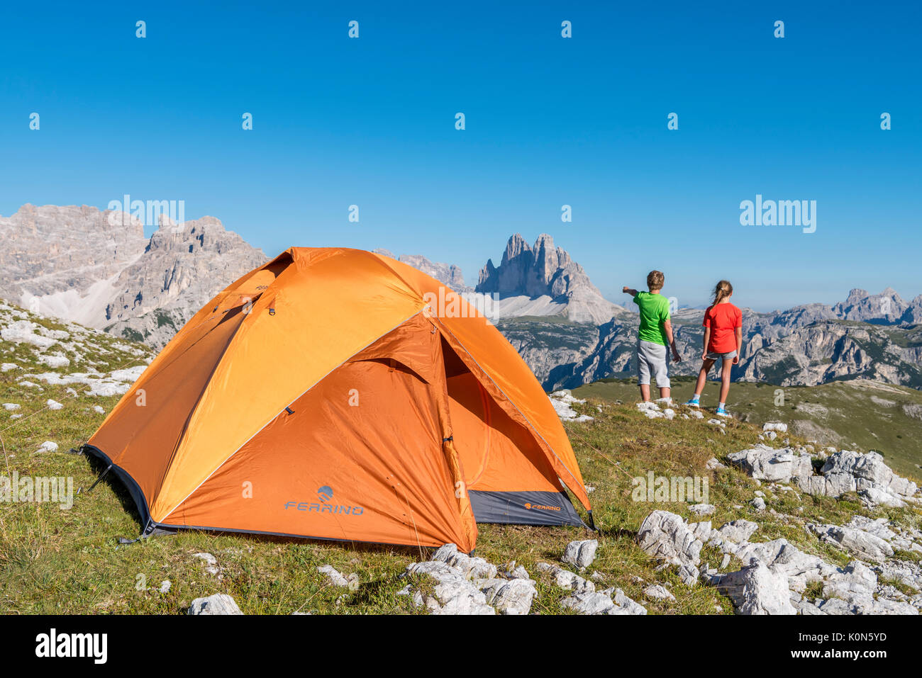 Prato Piazza/Plätzwiese, Dolomites, South Tyrol, Italy. Two children admire the Tre Cime di Lavaredo / Drei Zinnen Stock Photo