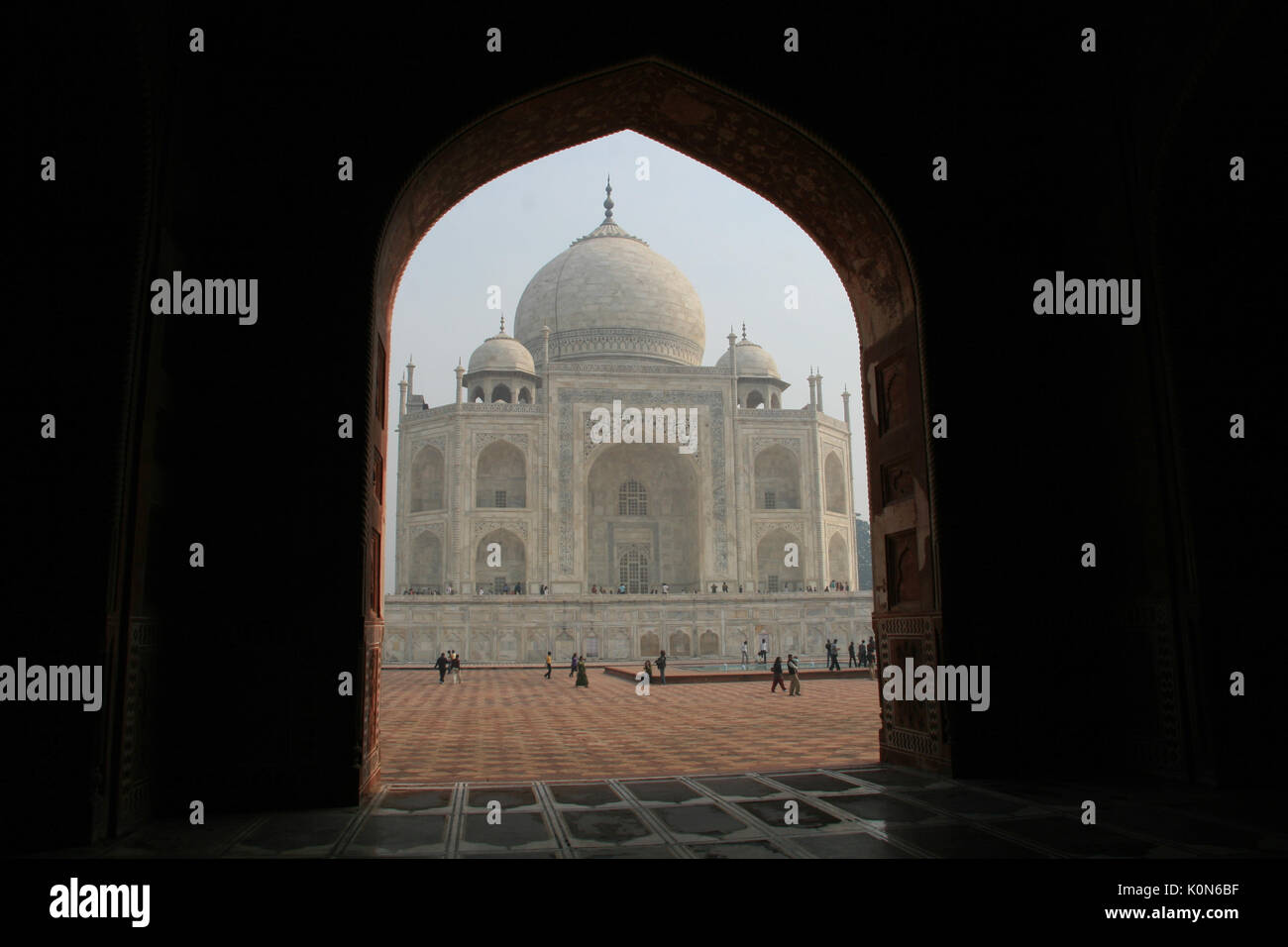 Mahu Mahal Taj mahal white marble mausoleum agra hi-res stock photography and ...
