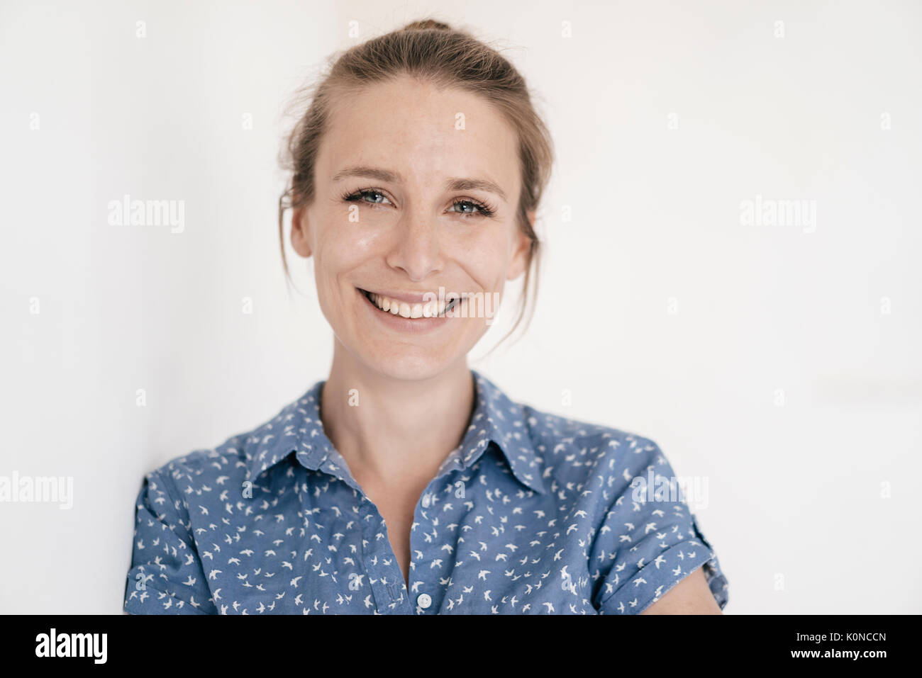Portrait of smiling woman in front of white background Stock Photo - Alamy