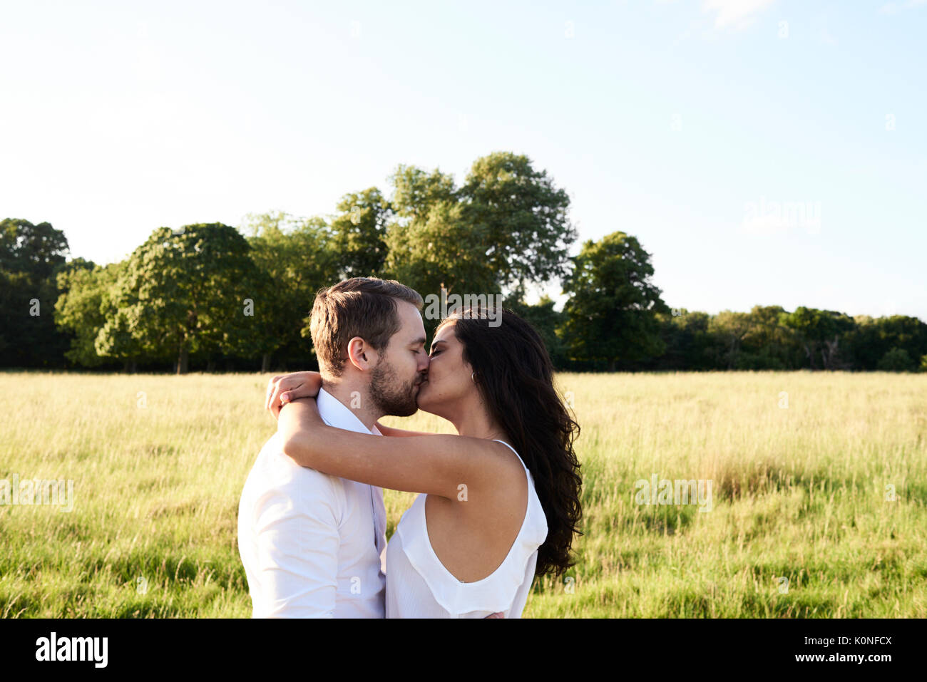 Couple kissing park uk hi-res stock photography and images - Alamy